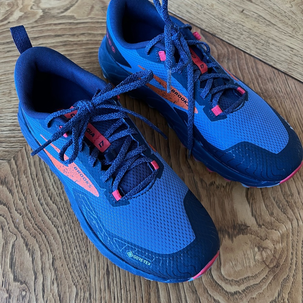 NEW Brooks women’s cascadia 17 GTX waterproof running shoes size 9